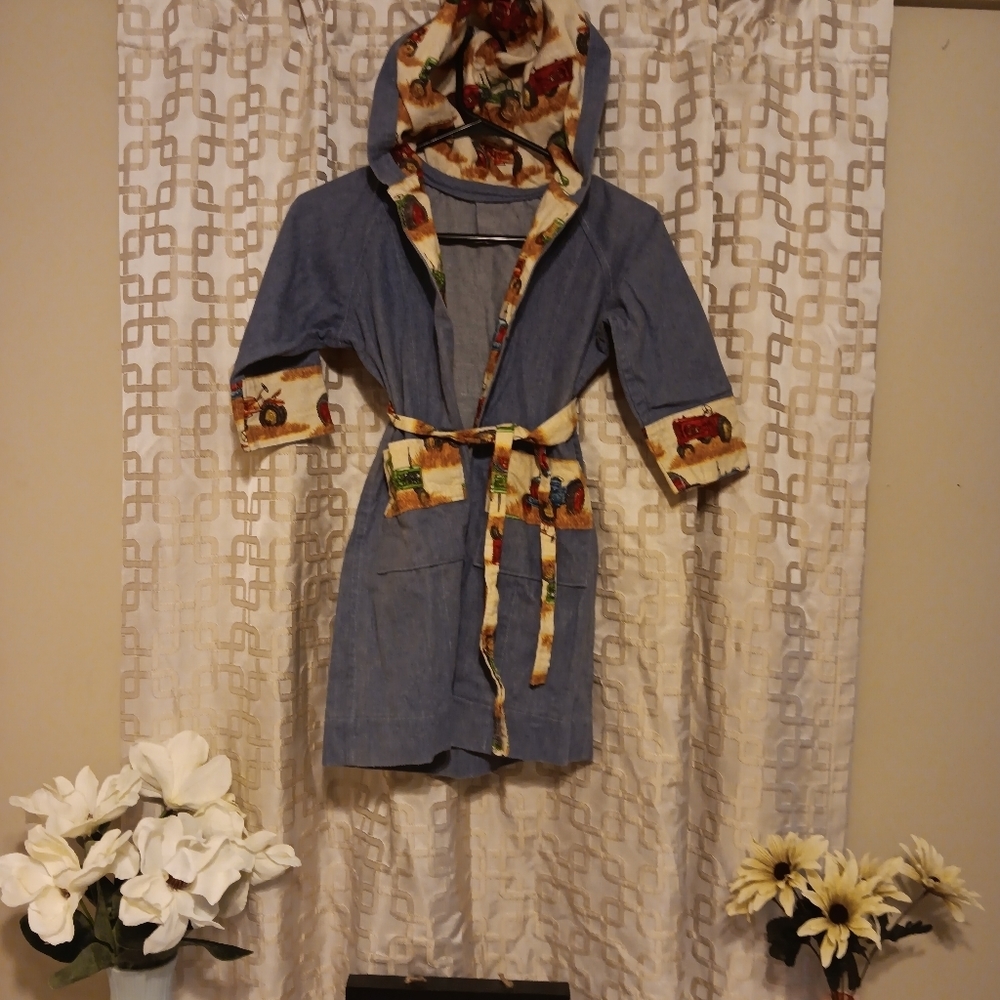 Between 6-10 yr old girls bathrobe